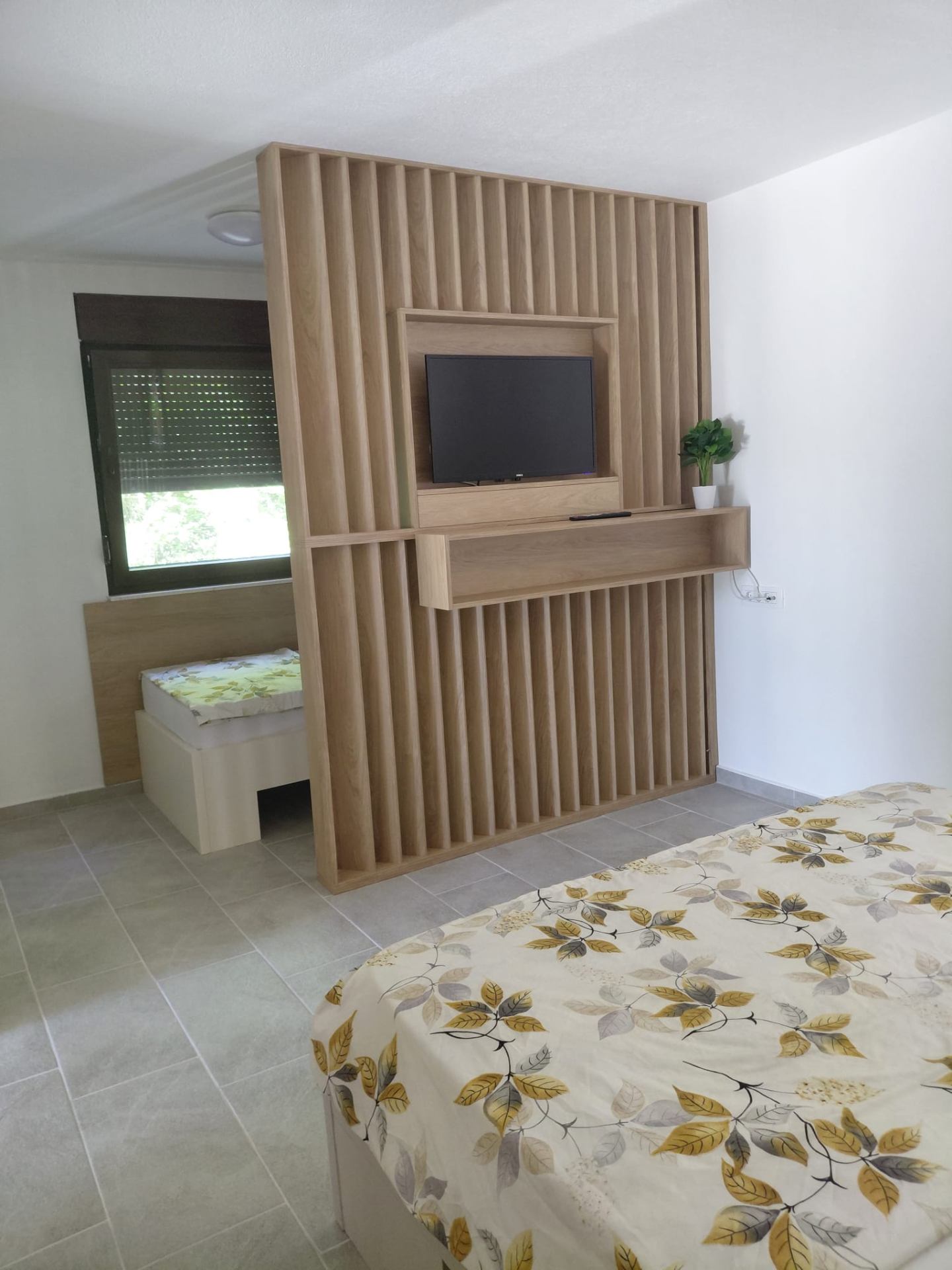 Spavaća soba s drvenom rešetkastom pregradom