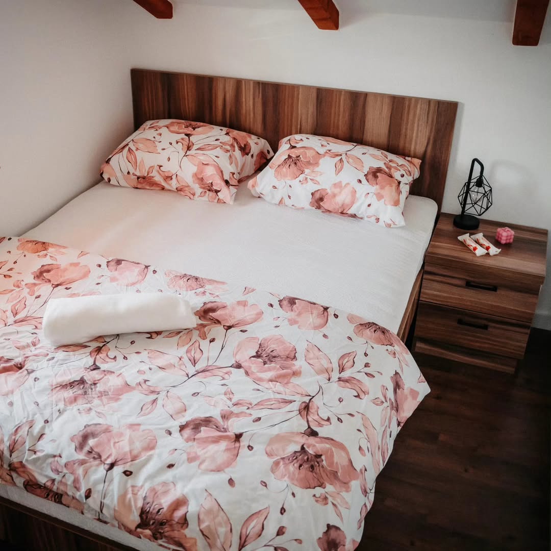Spavaća soba s drvenim detaljima